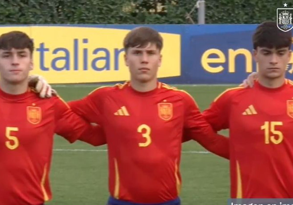 Davinchi, con el 3, escuchando el himno español en el partido amistoso