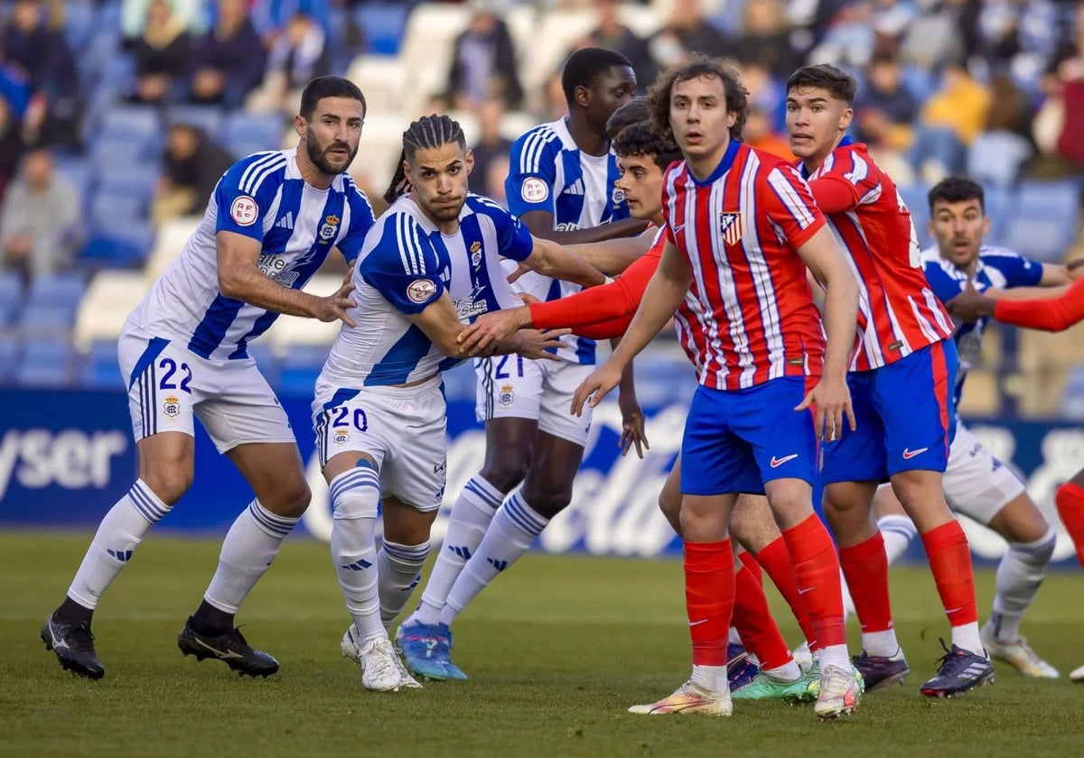 Carlos Becken, en el centro, pugnando por la posición con un rival