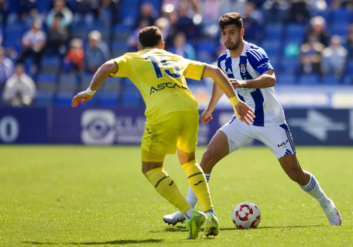 Bekkouche defendido por un adversario en el Recreativo-Villarreal del pasado domingo