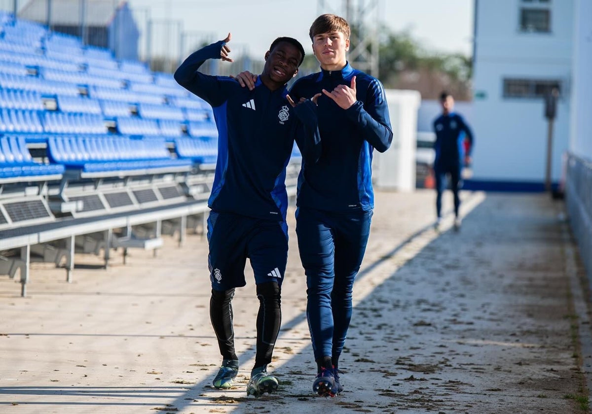 Davinchi y Nico Njalla con gesto divertido antes de un entrenamiento de esta semana