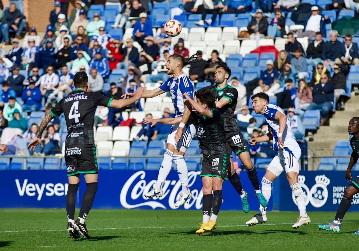 Carlos Becken salta para despejar el balón de cabeza