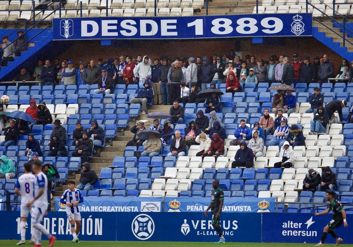 Un momento del encuentro entre el Recreativo de Huelva y el Antequera