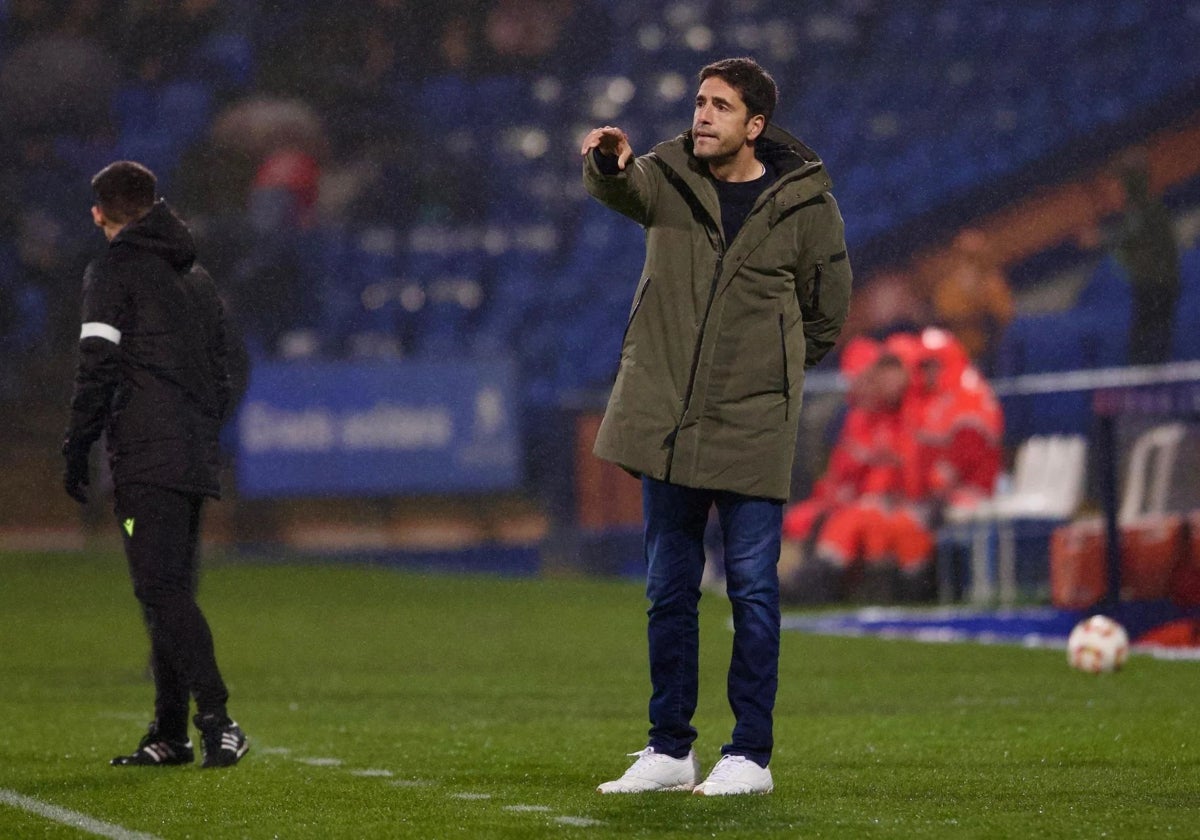 Íñigo Vélez, técnico del Recreativo, en la banda durante el choque contra el Betis Deportivo