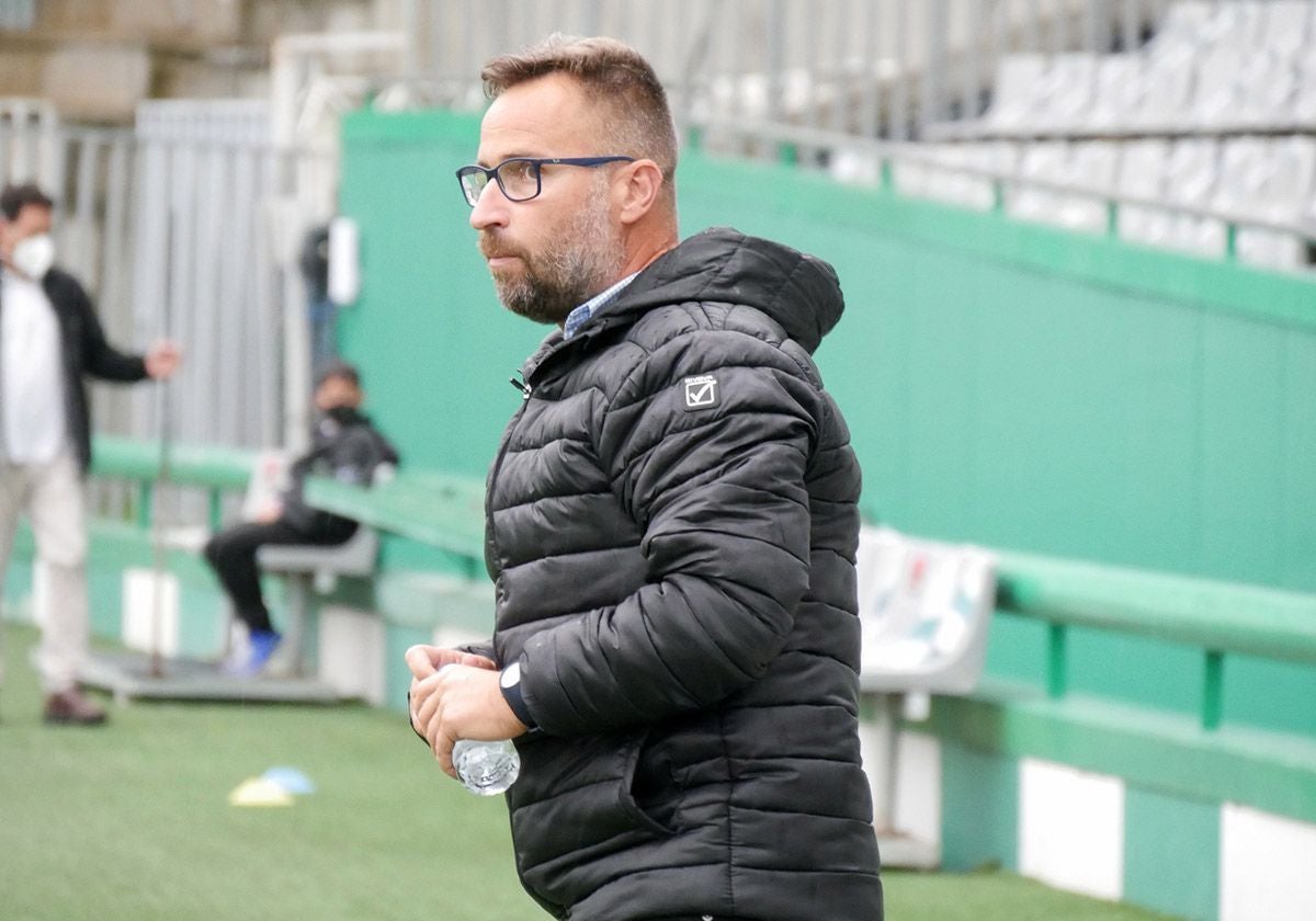 David Ortega en el estadio Nuevo Arcángel de Córdoba antes de un partido del filial blanquiverde