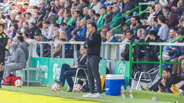 José María Salmerón en la banda durante un encuentro del Atlético Sanluqueño en su estadio