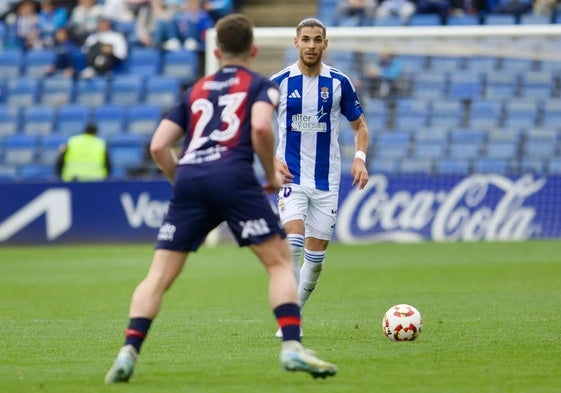 Carlos Becken avanza con el balón controlado en un lance del pasado Recreativo-Yeclano