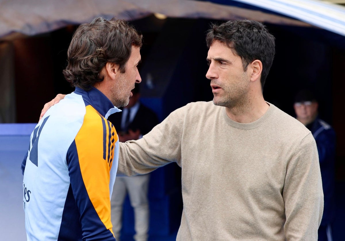 Ínigo Vélez, con Raúl González, en su último partido al frente del Recreativo de Huelva