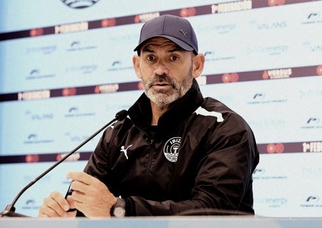 Imagen secundaria 1 - Paco Jémez no se fía del Recreativo: «Hemos tenido más problemas de los que habrían sido lógicos contra equipos de abajo»