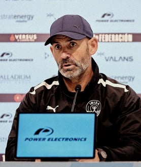Imagen secundaria 2 - Paco Jémez no se fía del Recreativo: «Hemos tenido más problemas de los que habrían sido lógicos contra equipos de abajo»