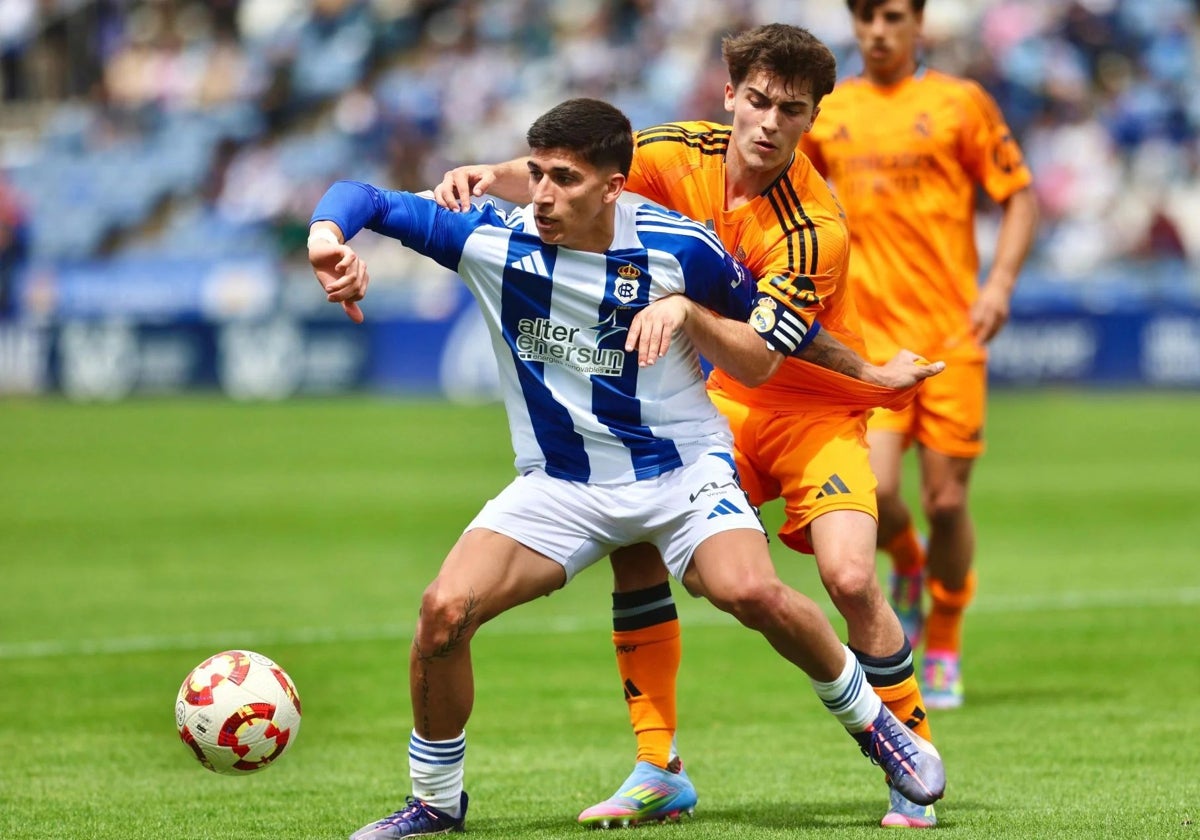 Paolo Romero vigilado de cerca por un adversario en un lance del Recreativo-Real Madrid Castilla