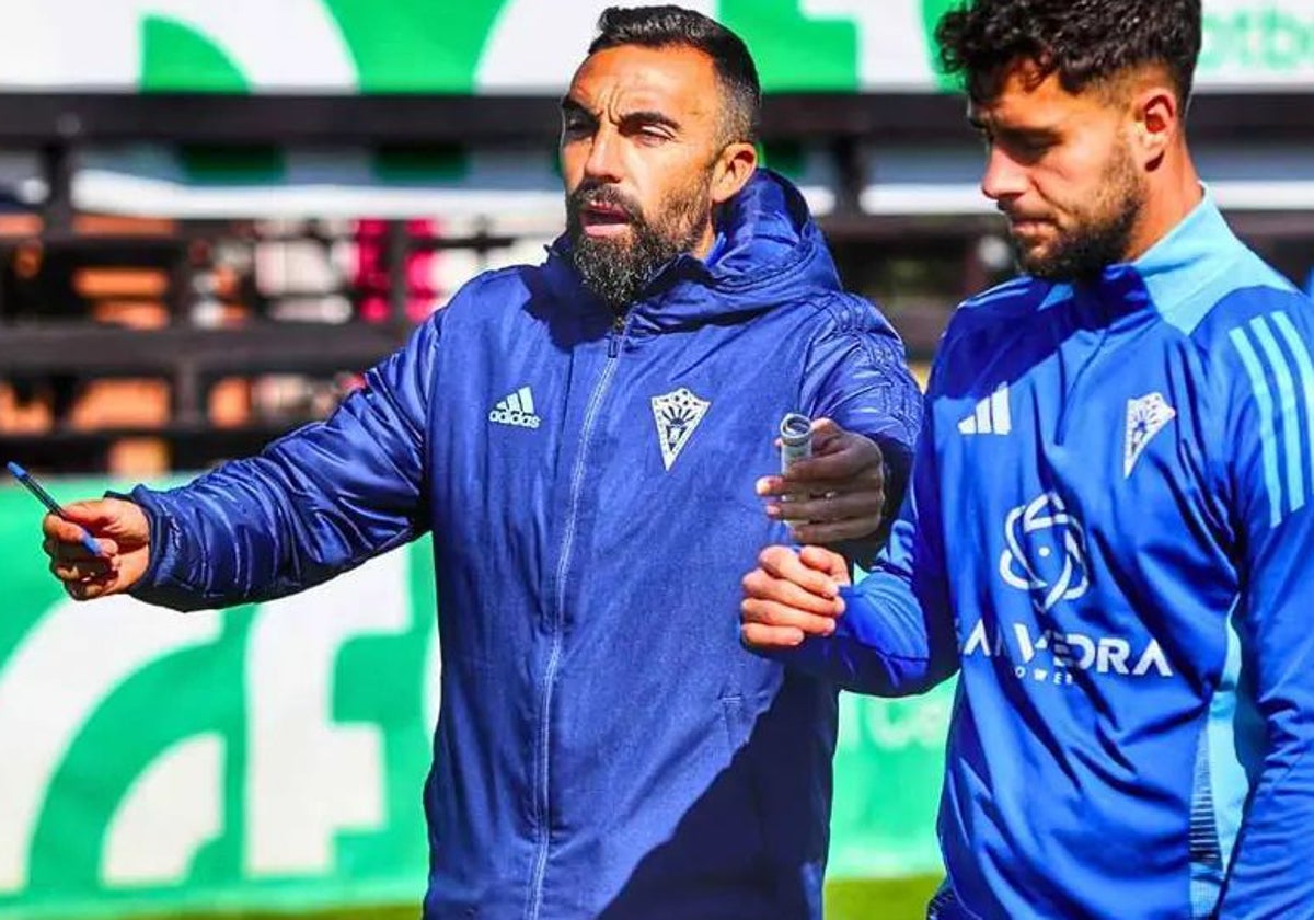 Carlos de Lerma dando instrucciones durante un entrenamiento