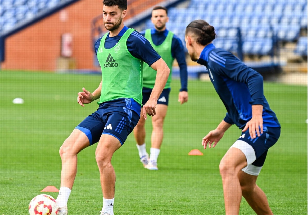 Luis Alcalde golpeando el balón en un entrenamiento de esta semana en el Colombino