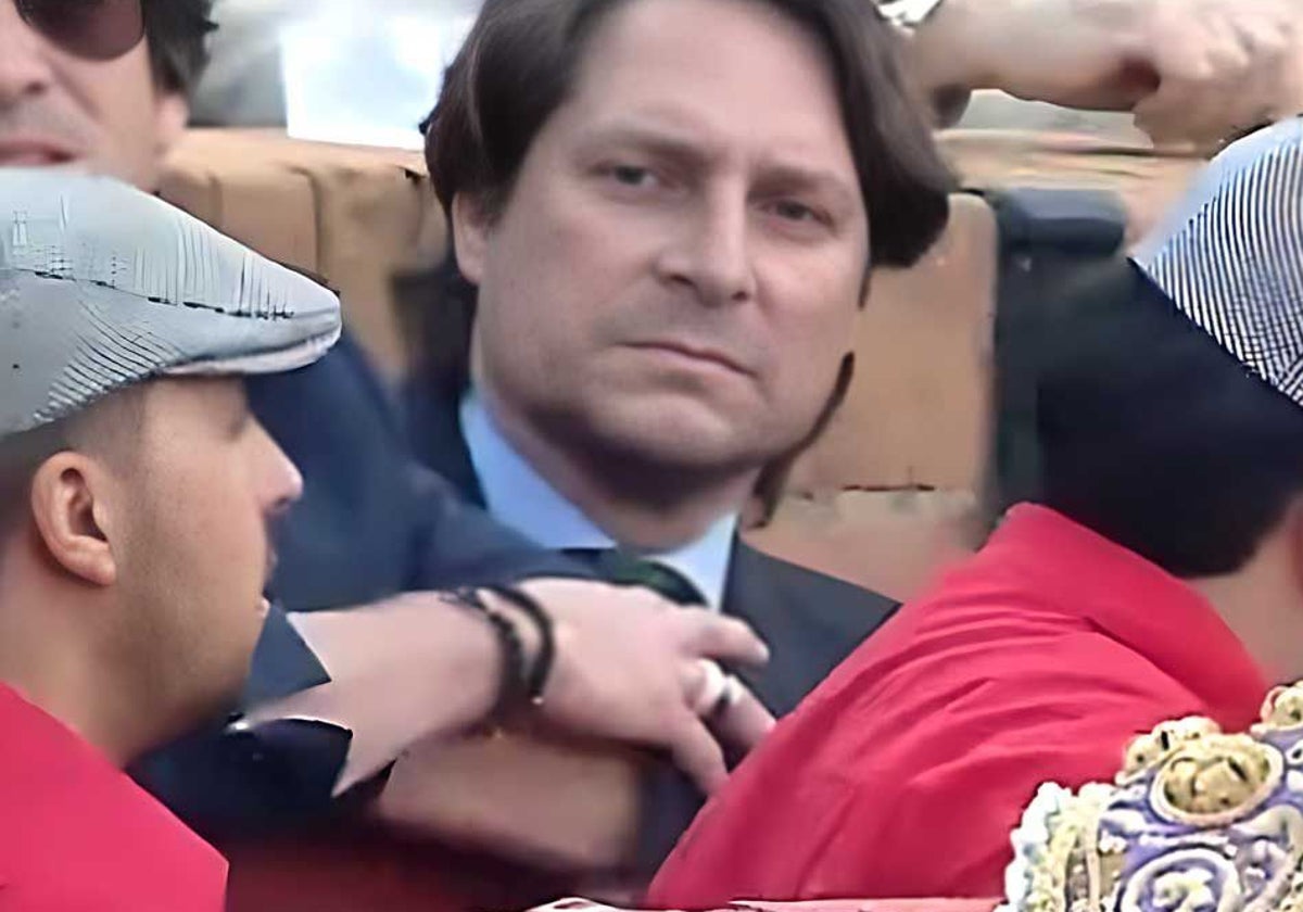 El presidente del Recreativo de Huelva, Adrián Fernández-Romero, en una corrida de toros en la Feria de Abril