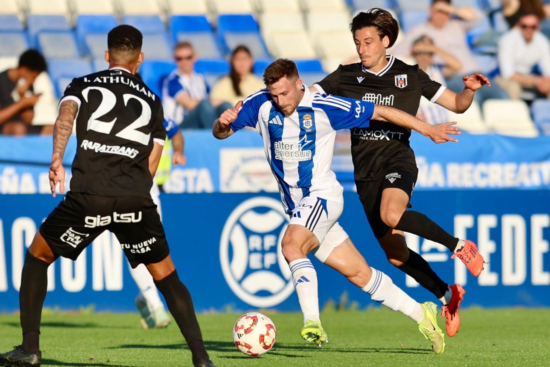 El descenso del Recreativo de Huelva tras perder con el Mérida, en imágenes