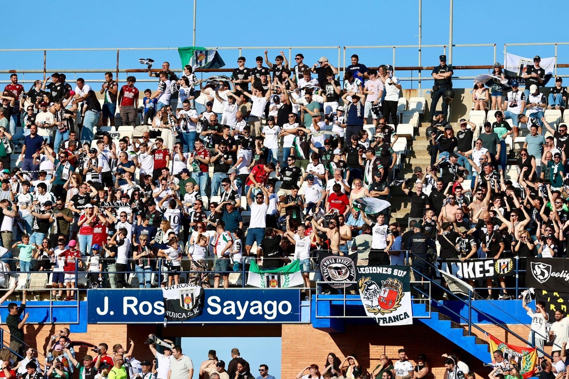 El descenso del Recreativo de Huelva tras perder con el Mérida, en imágenes