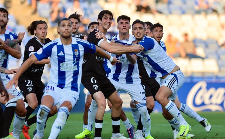 Imagen principal - Sin perdón: El Recreativo de Huelva cae al agujero del fracaso que lleva cavando todo un año (0-1)