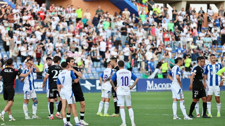 Jugadores del Recreativo y el Mérida, tras el partido