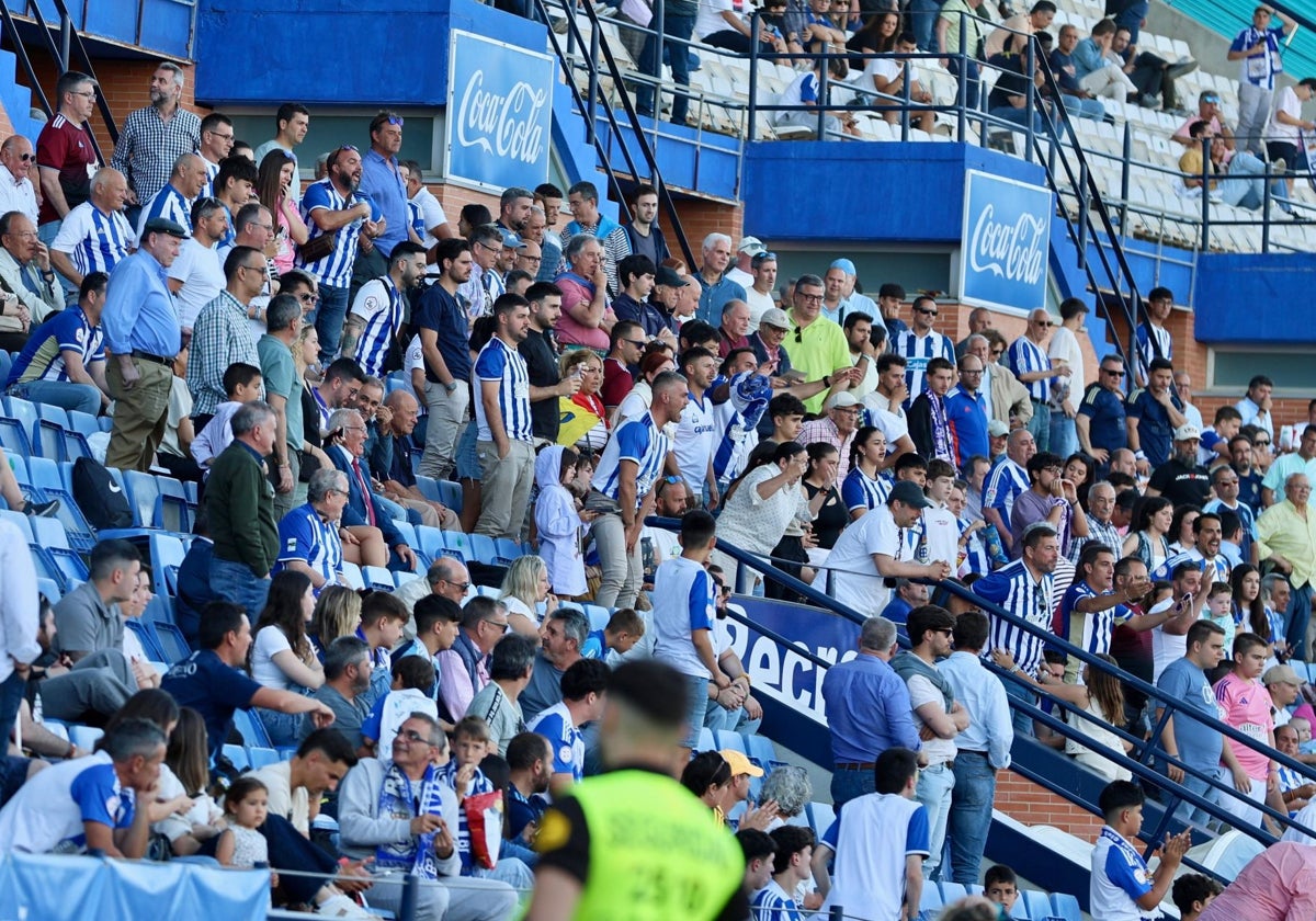 Aficionados del Recreativo de Huelva, en el Nuevo Colombino