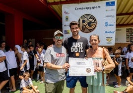 El excapitán del Recreativo Pablo Gallardo reúne a 80 niños en su campus