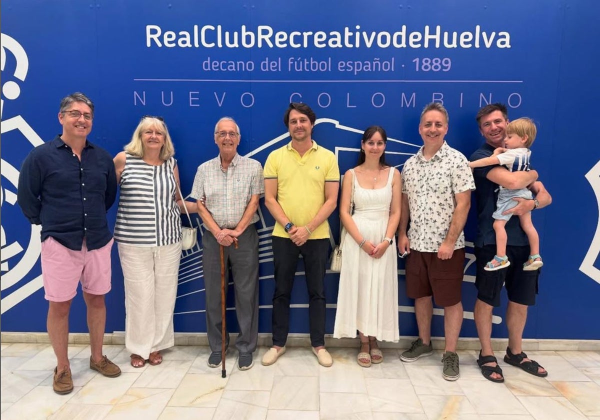 El presidente del Recreativo, con el descendiente del fundador y su familia