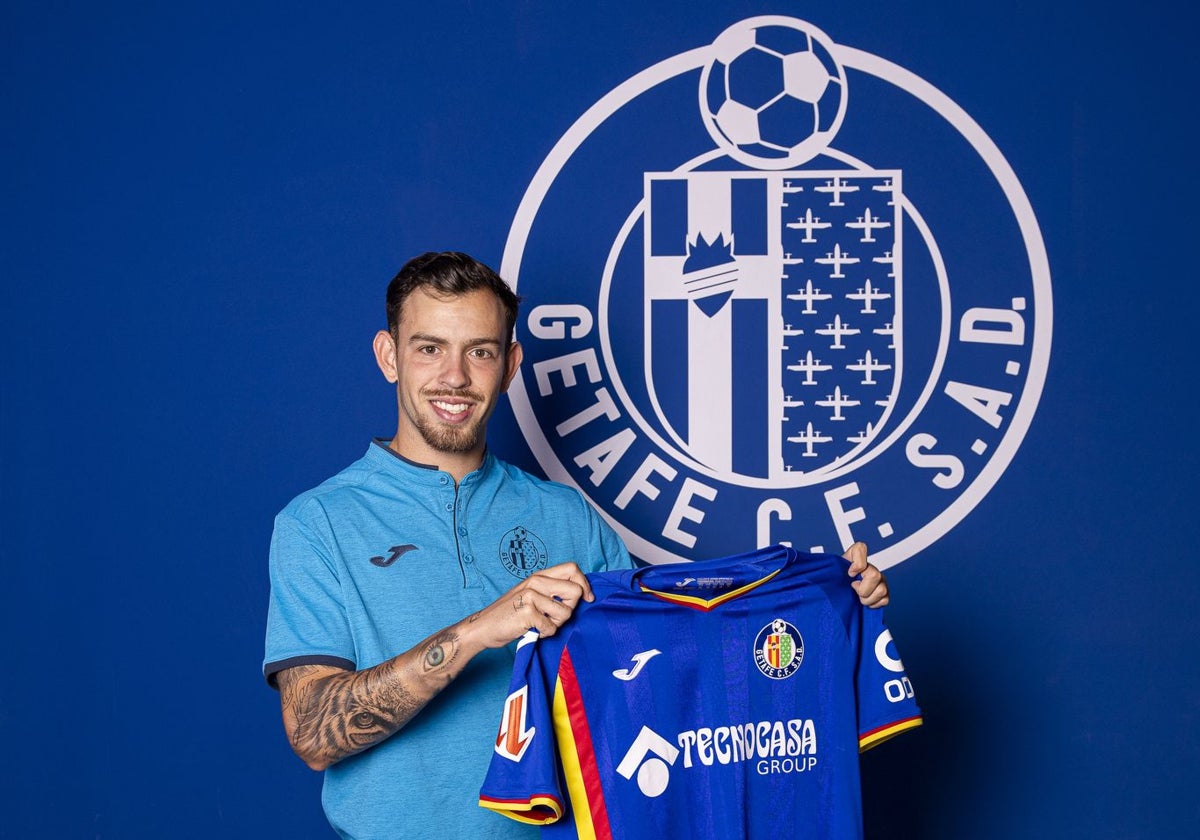 Antonio Molina, posa con la camiseta de su nuevo club