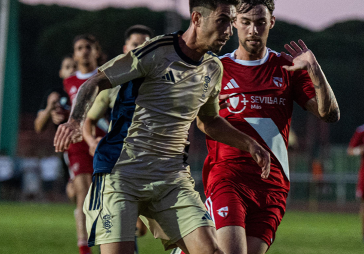 Un momento del duelo entre el Decano y el Sevilla Atlético