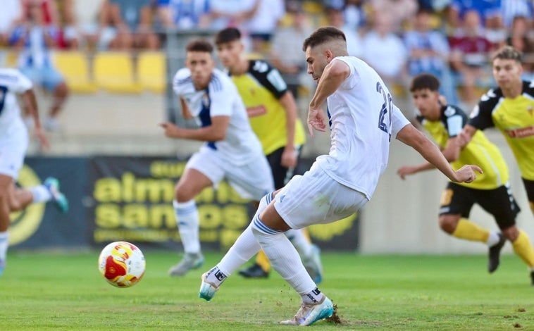 Imagen principal - Varias acciones del partido ante el San Roque de Lepe