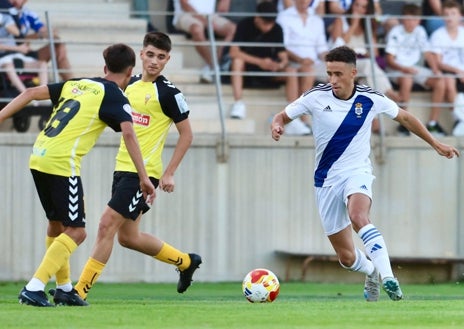 Imagen secundaria 1 - Varias acciones del partido ante el San Roque de Lepe