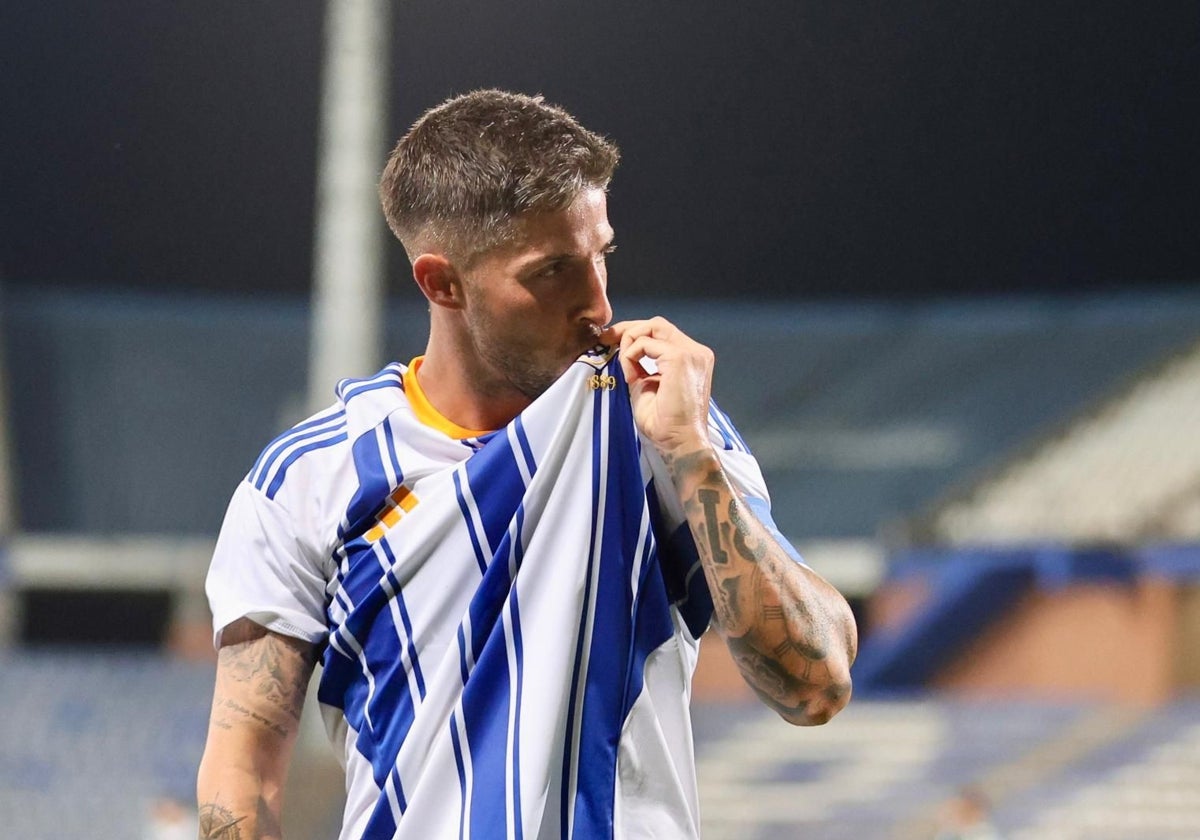 Antonio Domínguez se besa el escudo tras marcar en el Trofeo Colombino