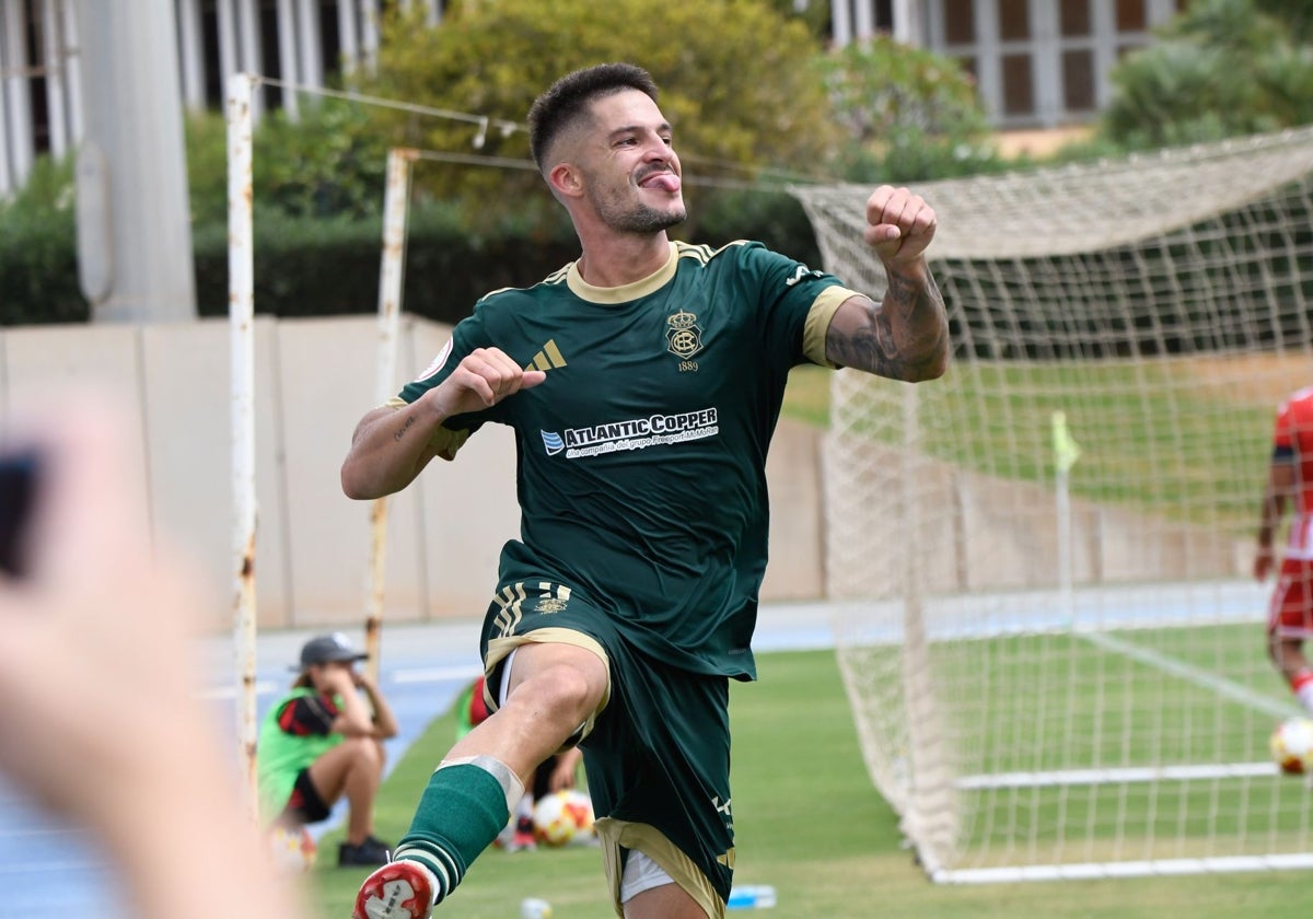 Caye Quintana celebrando su gol