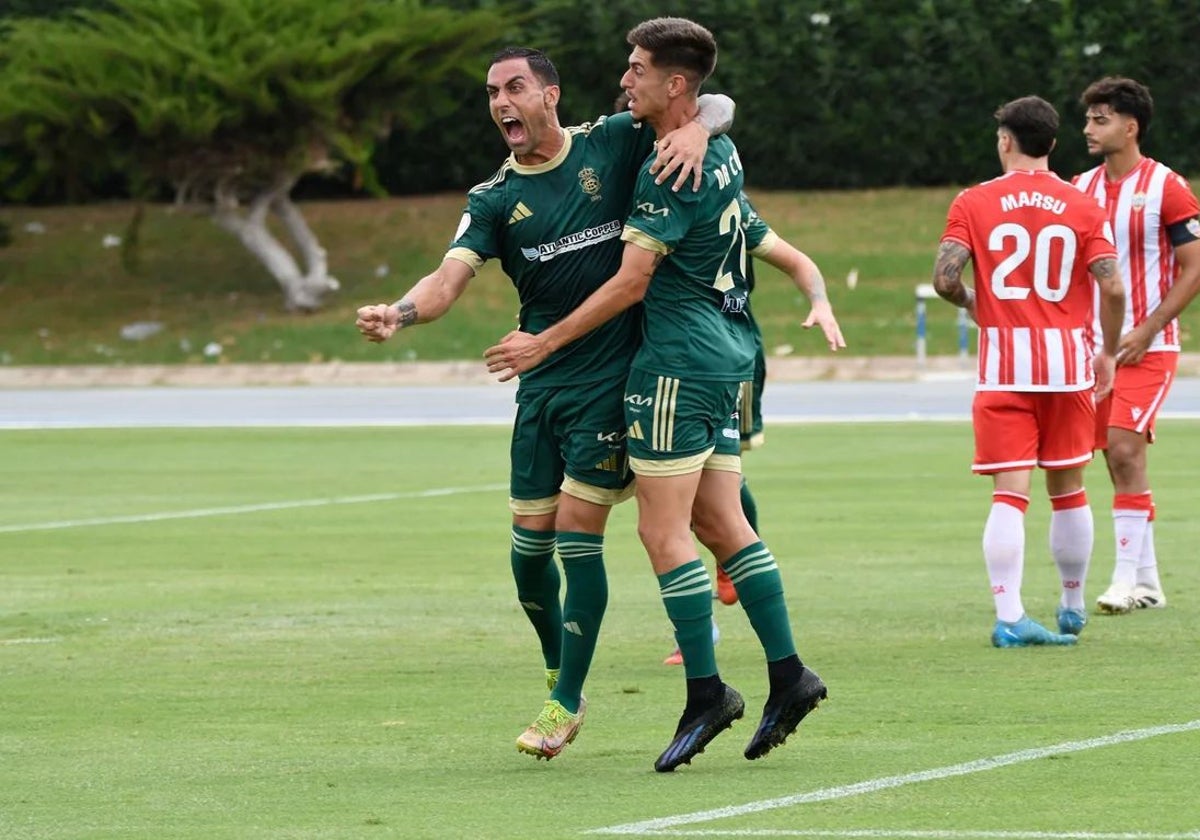 Manuel Bonaque celebrando el primer gol del Recreativo ante el Almería B en el debut liguero