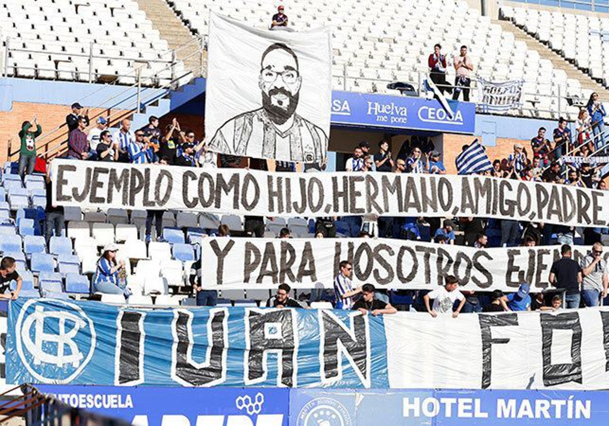 El tifo de la Grada de Animación recordando a Iván Marín en el estadio Colombino en el año 2020