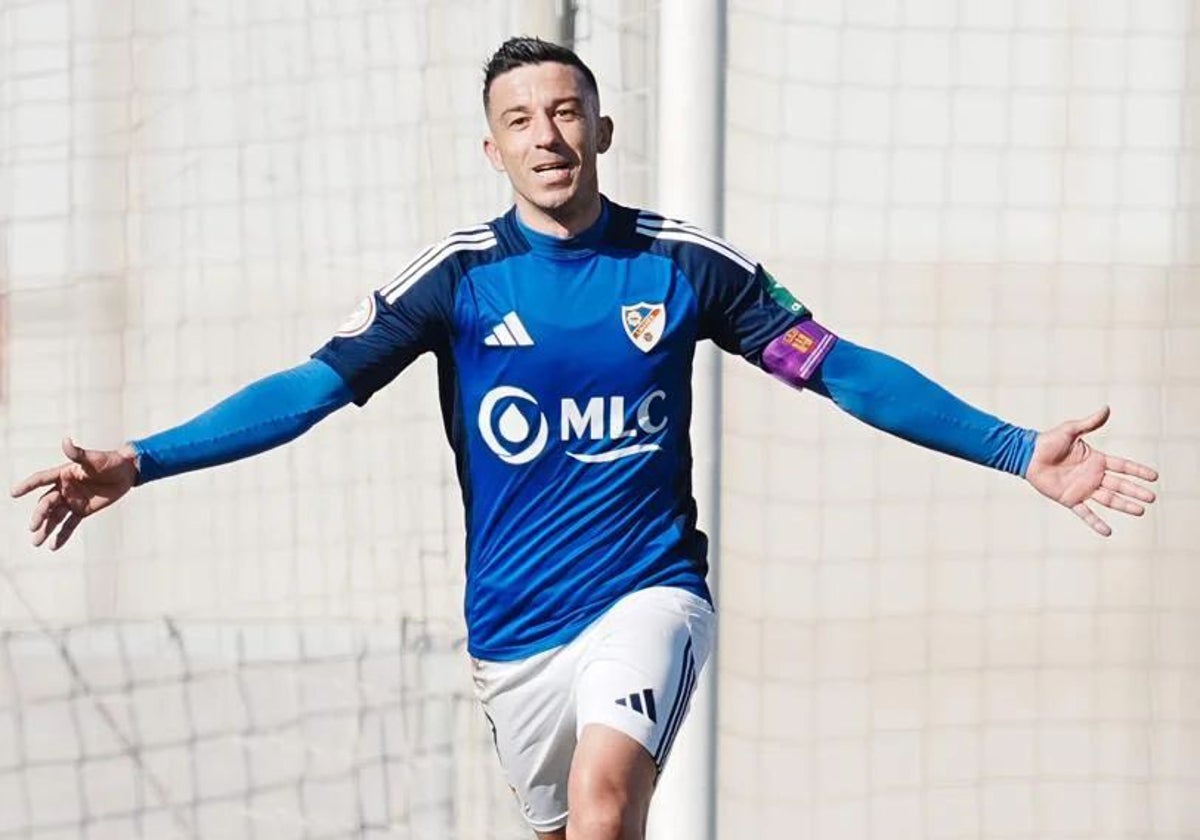 Hugo Díaz celebrando uno de los 11 goles que marcó la pasada temporada en las filas del Linares