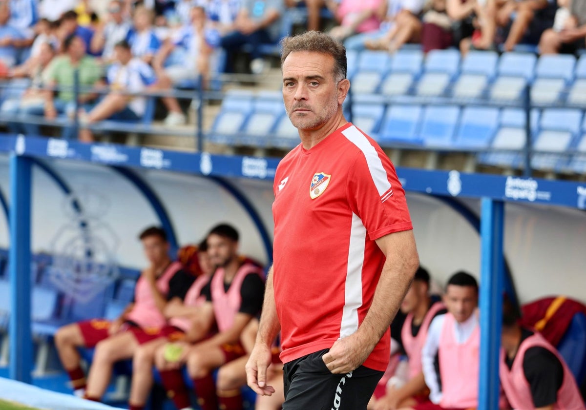 Pedro Díaz, entrenador del Linares, con gesto serio en la banda del Nuevo Colombino