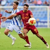 Mario Da Costa peleando por la disputa de un balón durante el Recreativo-Linares