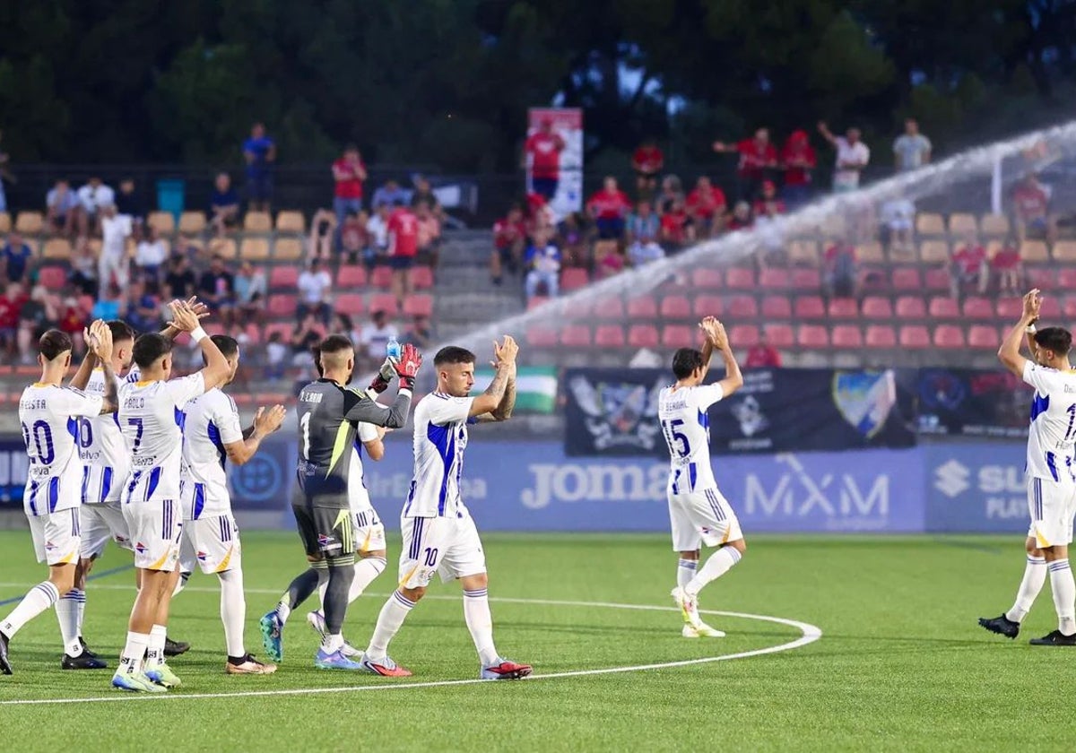 Jugadores del Decano aplauden a la afición en la última salida en Estepona