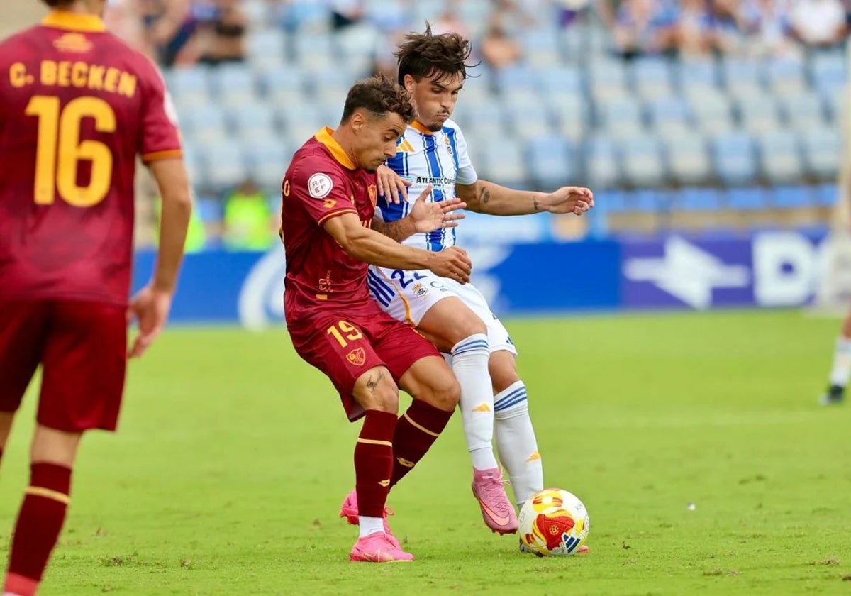 Néstor Senra presionado por un adversario en el Recre-Linares jugado en el Nuevo Colombino