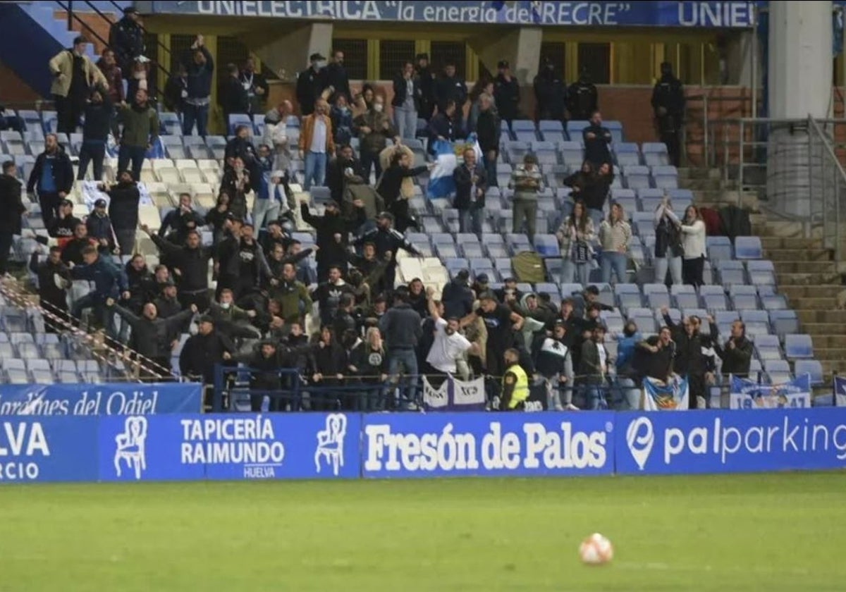 Afición del Xerez Club Deportivo en el Nuevo Colombino
