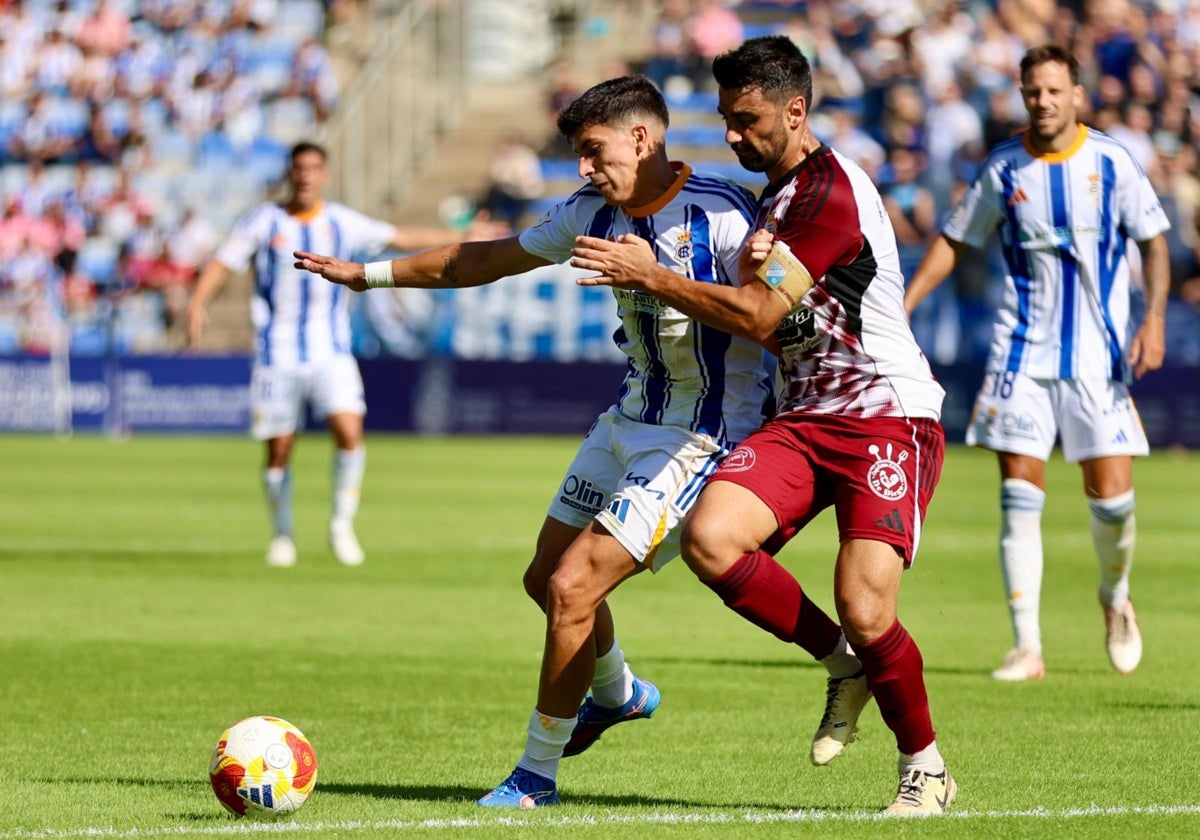 Paolo pugna con el balón con un rival