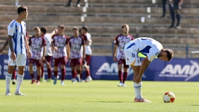 Los jugadores del Recre desolados tras el gol que les supuso la derrota contra el Xerez CD