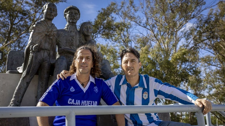 Garzón y Calero en el Monumento a la Afición del Recreativo inaugurado en el año 2019 junto al Nuevo Colombino