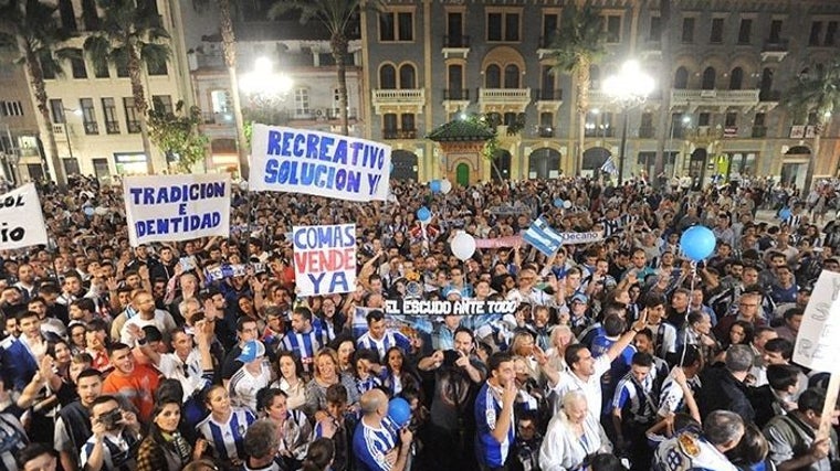 La llegada de los alrededor de 10.000 aficionados a la Plaza de las Monjas la noche del 15 de octubre del año 2015