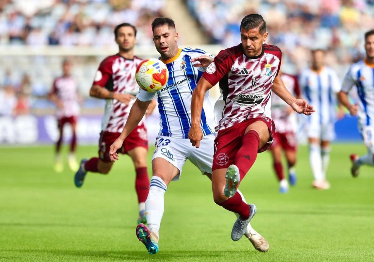 Roni, delantero del Recreativo, pugnado con un rival del Xerez CD el pasado domingo