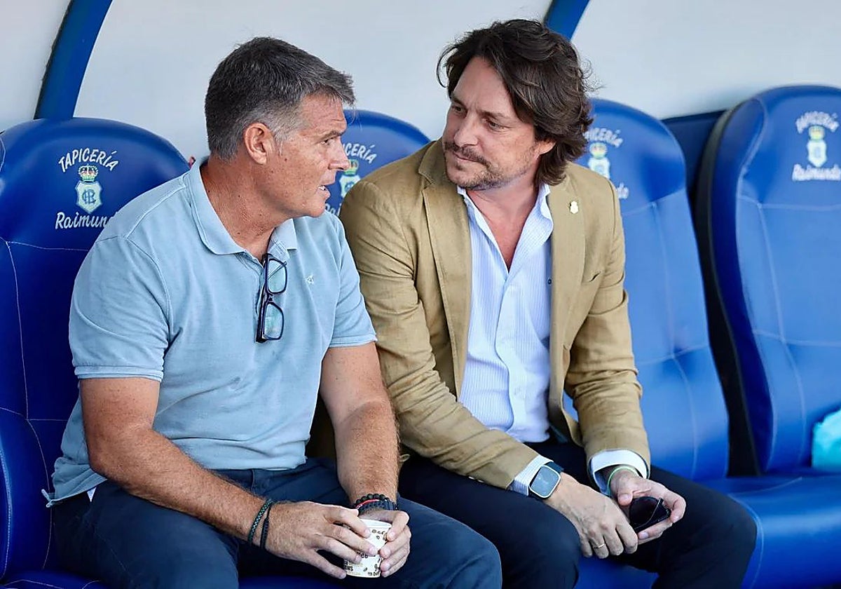 Pedro Morilla conversando con Adrián Fernández, presidente del Recre, antes de un partido de liga