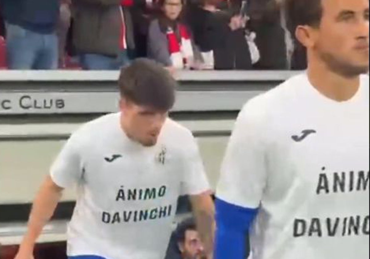 Los jugadores del Getafe han salido al césped de San Mamés con camisetas de apoyo a Davinchi