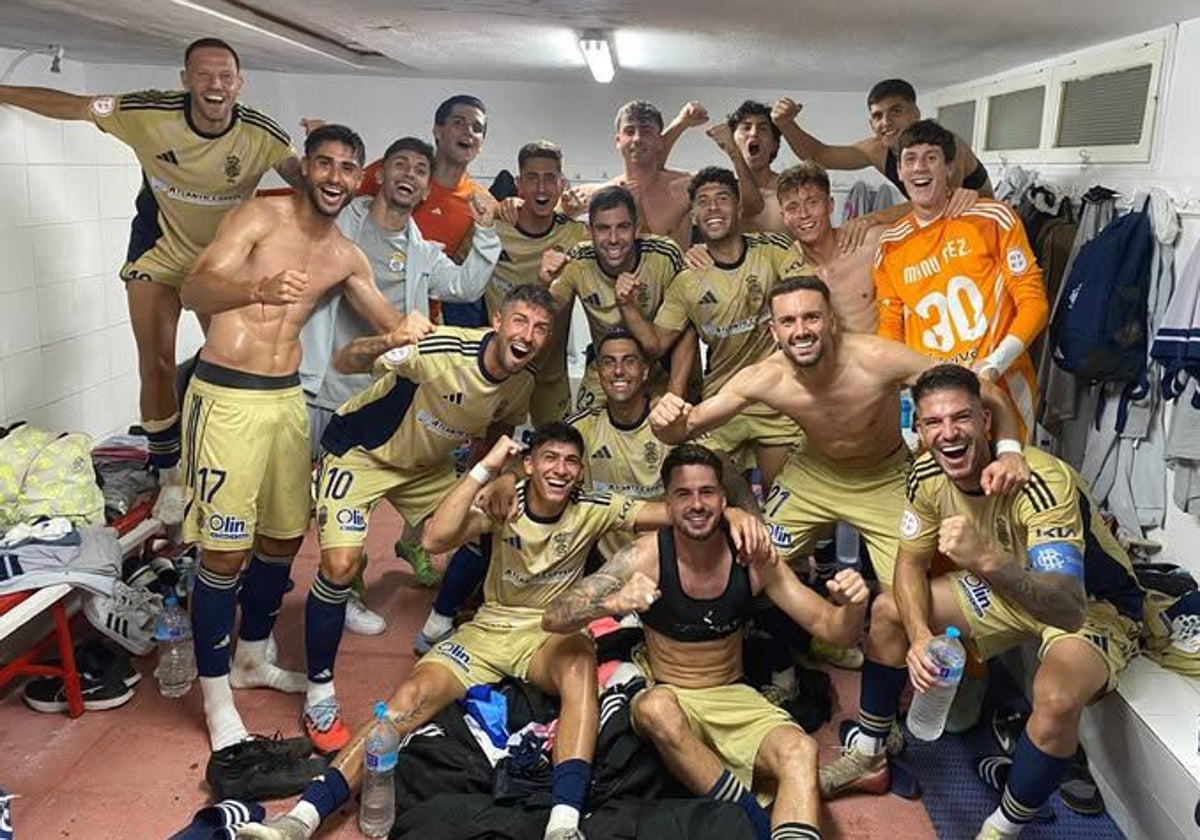Los jugadores del Decano celebrando su victoria en el vestuario del Juan Cayuela