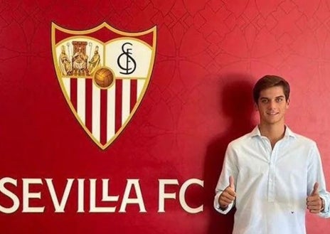 Imagen secundaria 1 - David Gil en un entrenamiento con la plantilla albiazul y en las fotografías de abajo cuando fichó por el Sevilla y el Alavés
