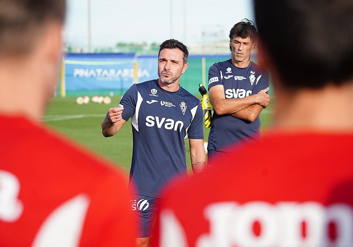 Adrián Colunga dirigiendo su primer entrenamiento como técnico del Real Murcia este martes