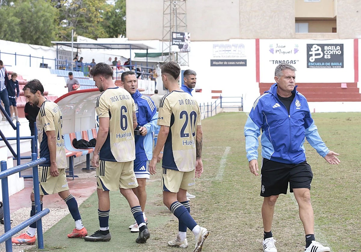 Pedro Morilla, entrenador del Recreativo, el pasado domingo en el estadio Juan Cayuela de Totana