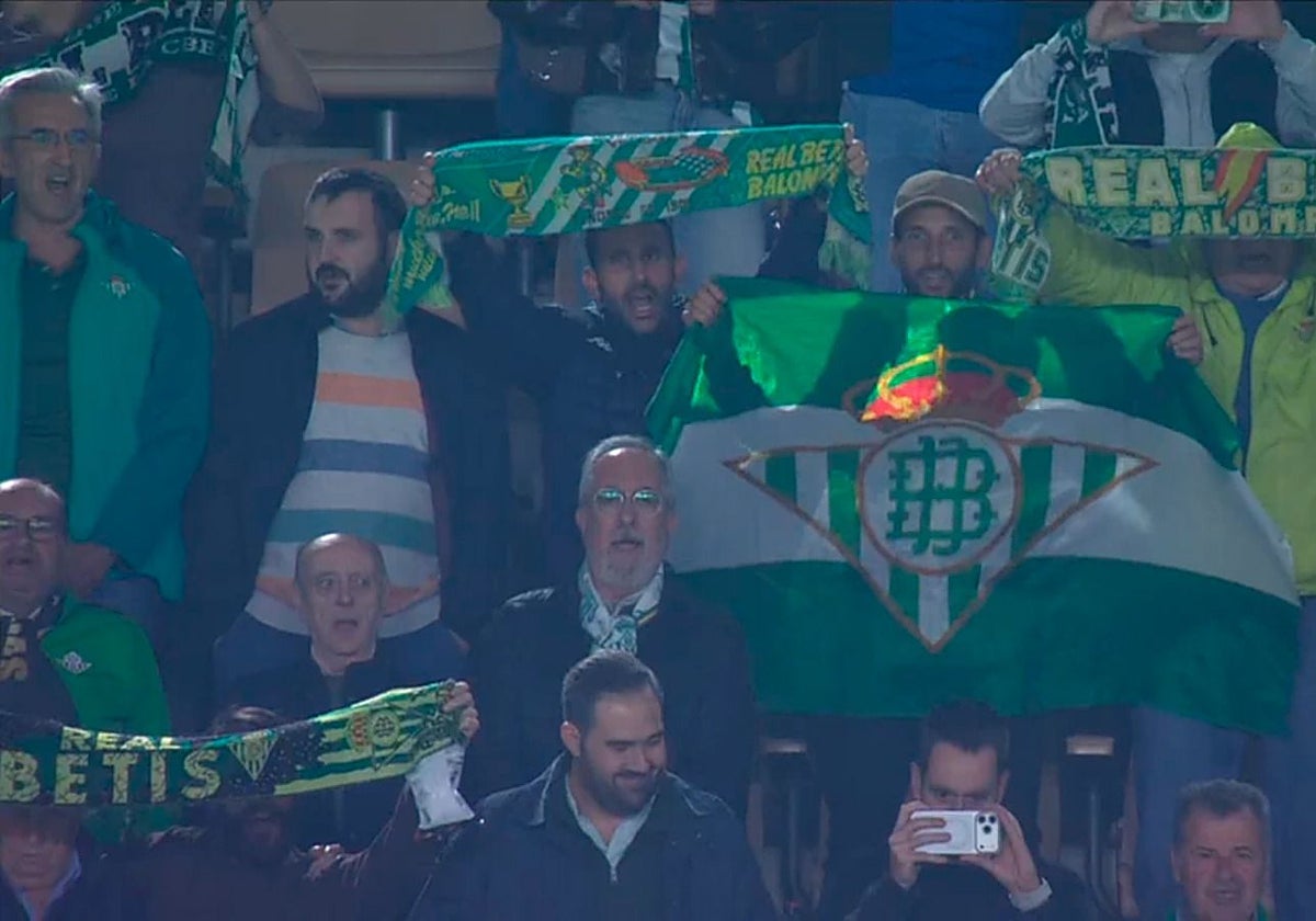 Álex Bernal captado por las cámaras de Movistar en las gradas del estadio Benito Villamarín